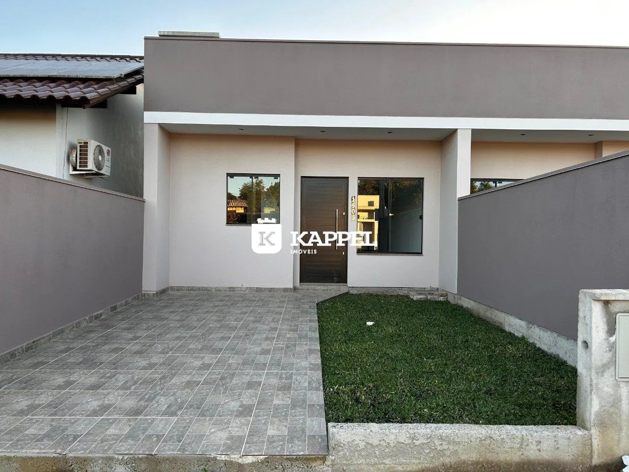 Fachada da casa residencial em Lajeado, Brasil, mostrando a entrada e o pátio.
