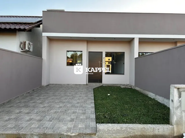 Fachada da casa residencial em Lajeado, Brasil, mostrando a entrada e o pátio.