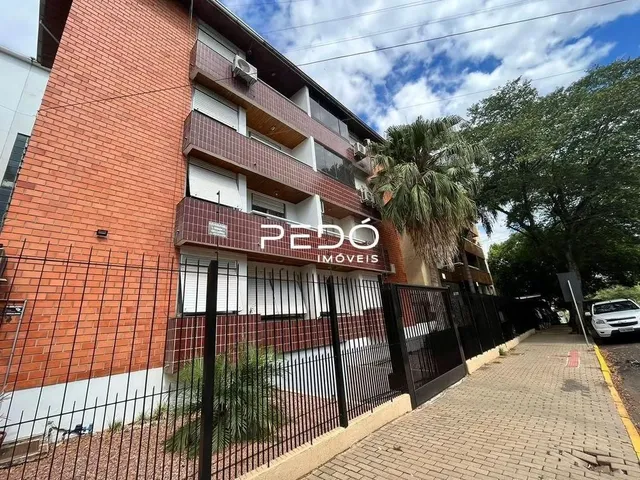 Fachada de um prédio residencial em Lajeado, Brasil, com cerca de ferro preta.