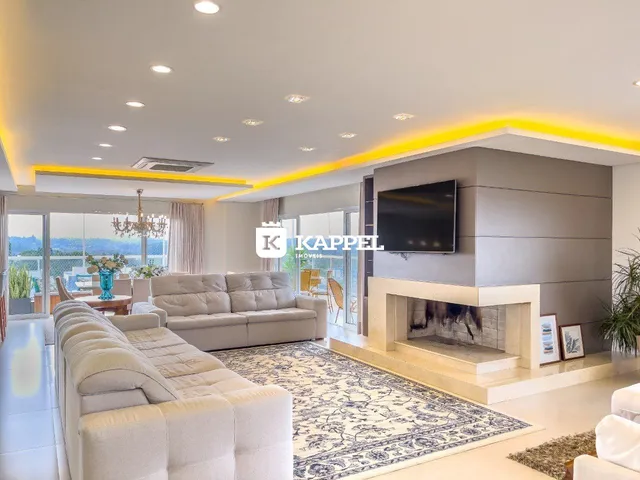Sala de estar moderna com sofá grande e lareira em ambiente claro.
