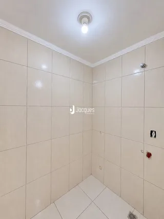 Parede interna com revestimento cerâmico claro.