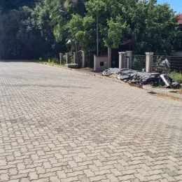 Vista da área pavimentada externa da propriedade em Lajeado.