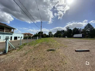 Vista de um terreno aberto com cerca e postes de luz em Lajeado.