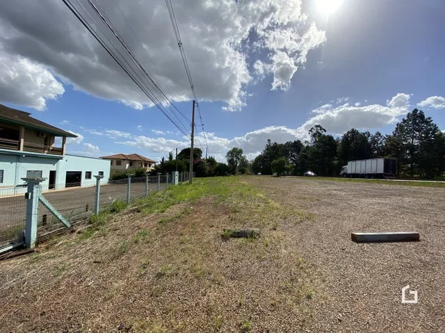 Vista de um terreno aberto com cerca e postes de luz em Lajeado.