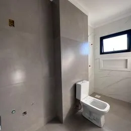 Foto de um banheiro interno mostrando o vaso sanitário.