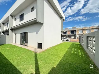 Fachada de uma casa moderna em Lajeado, Brasil, com gramado verde.
