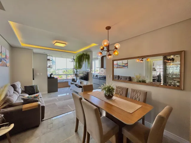 Sala de estar e jantar de um imóvel em Lajeado, Brasil.