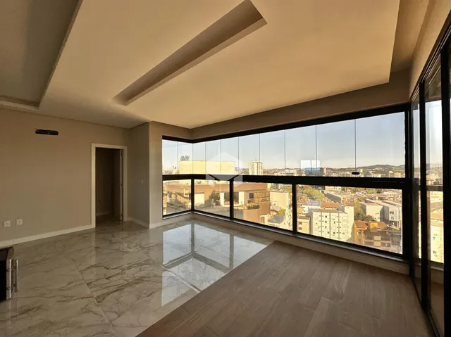 Sala de estar com grande janela oferecendo vista da cidade.