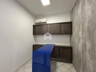 Vista de um corredor com armários de madeira escura e piso claro.