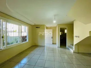 Sala de estar com piso de cerâmica e grande janela.