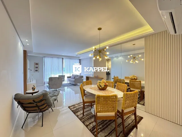 Sala de estar e jantar moderna com piso de porcelanato e iluminação clara.