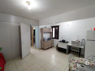 Ambiente interno com piso de cerâmica claro.