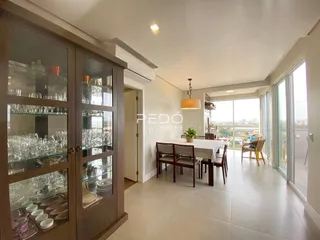 Sala de estar com grande janela e vista para a paisagem.