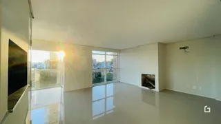 Ambiente interno amplo com piso claro e grande janela iluminada.