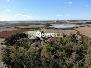 Vista aérea de uma área rural com campos e corpos d'água na região de Lajeado.