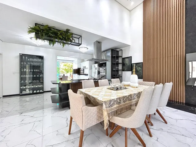 Sala de jantar com mesa de madeira e cadeiras em um apartamento em Lajeado.