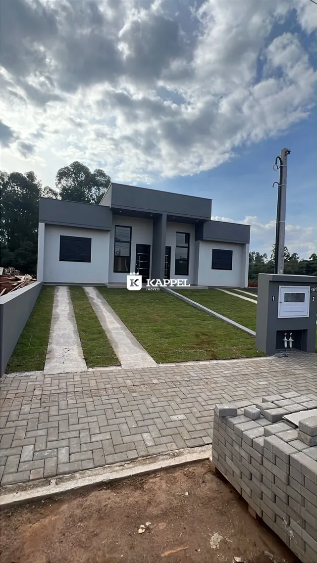 Fachada moderna de uma residência em Lajeado, Brasil, com paisagismo frontal.