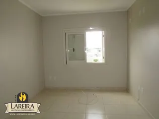 Foto de um cômodo interno com paredes brancas e piso claro.