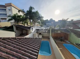 Vista da cobertura com telhas e piscina de uma residência em Lajeado.