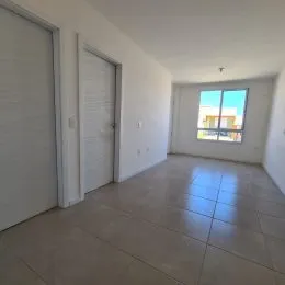 Vista interna de um ambiente com piso de cerâmica claro.