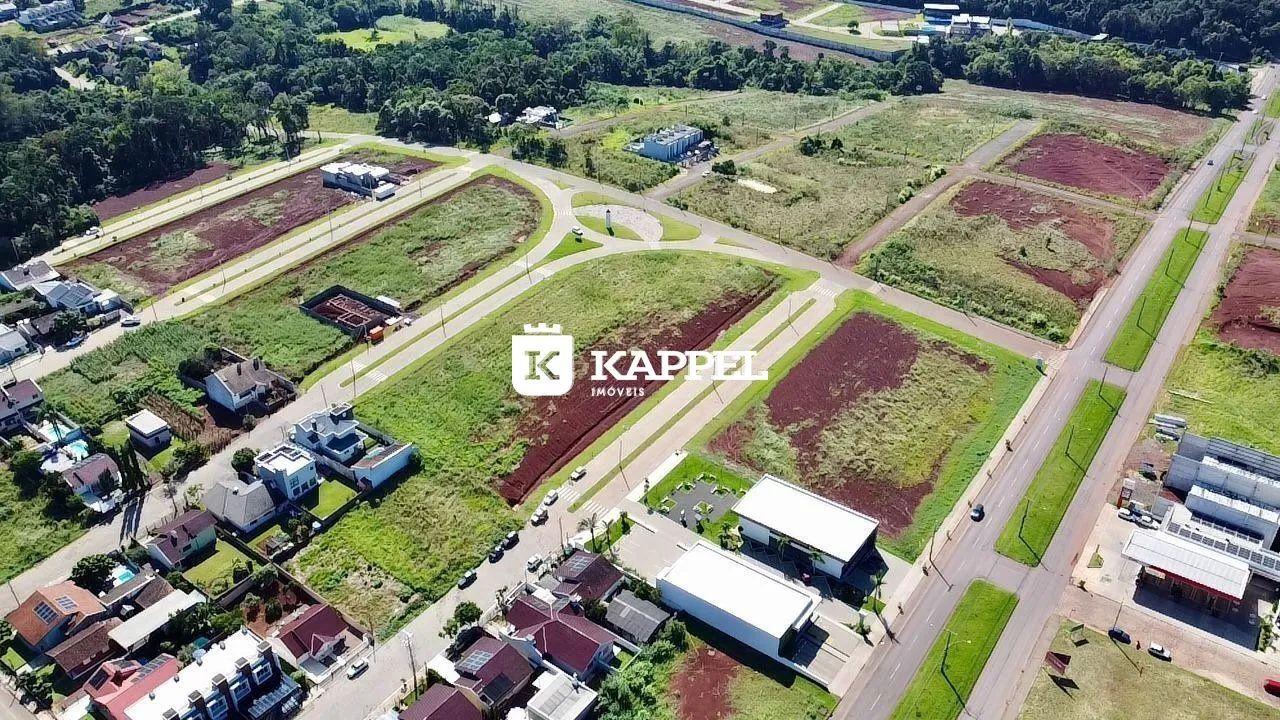 Vista aérea de um terreno com áreas verdes e construções.