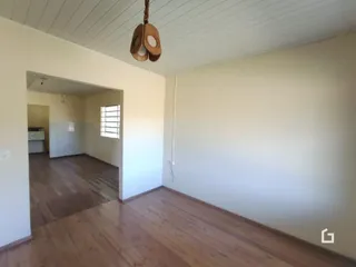 Ambiente interno com piso de madeira clara.