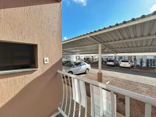 Vista da fachada de uma residência em Lajeado, Brasil, com sacada e área coberta.