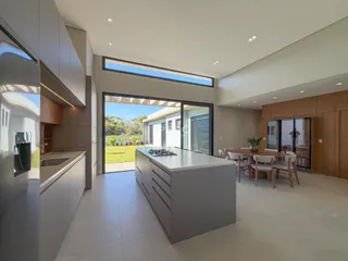 Vista da cozinha e sala de jantar de uma residência moderna em Lajeado.