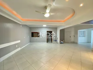 Ambiente interno amplo com piso de cerâmica claro.