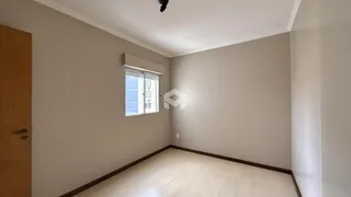 Foto de um ambiente interno com paredes claras e piso de madeira.