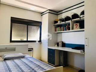Quarto com janela e armário em um imóvel no Brasil.