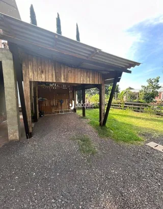 Vista externa de uma estrutura de madeira com telhado de zinco em Lajeado.