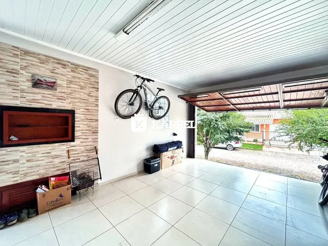Sala de estar com piso de cerâmica e ar-condicionado instalado.