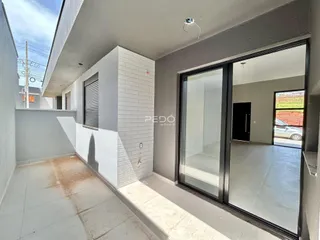 Vista da varanda de um imóvel em Lajeado, Brasil, com portas de vidro que dão acesso ao interior.