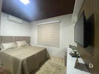 Quarto com cama e janela em ambiente interno.