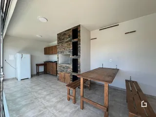 Ambiente interno de uma sala de estar com cozinha em Lajeado, Brasil.