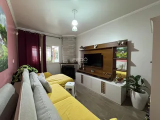 Imagem de uma sala de estar com sofá amarelo e móveis de madeira.