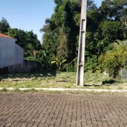Vista externa de uma área pavimentada com vegetação em Lajeado, Brasil.