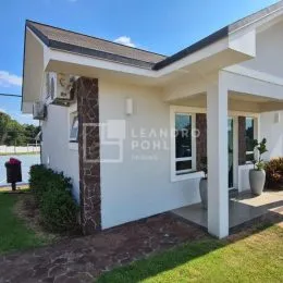 Fachada externa de uma residência branca com telhado em Lajeado, Brasil.