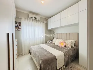 Quarto com cama e armários brancos em um imóvel no Brasil.