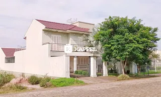 Fachada de uma residência em Lajeado, Brasil, com jardim frontal e cerca.