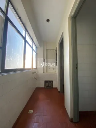 Foto de um corredor interno com uma grande janela.