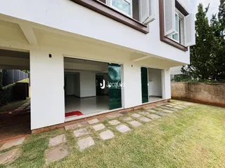 Vista da fachada de uma casa em Lajeado, Brasil, com jardim gramado e área externa.