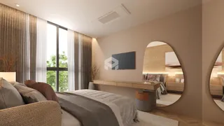 Quarto com grande janela e cortinas em ambiente claro.