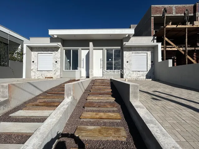 Fachada de uma casa moderna com entrada e calçada em Lajeado, Brasil.