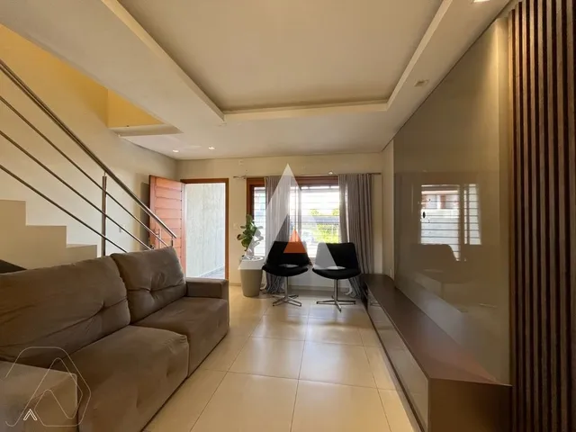 Foto de uma sala de estar com sofá e piso de cerâmica.