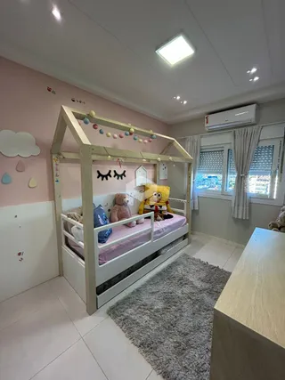 Quarto com cama de beliche em ambiente claro.