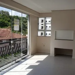 Vista de um ambiente interno com grande porta de vidro voltada para o exterior.