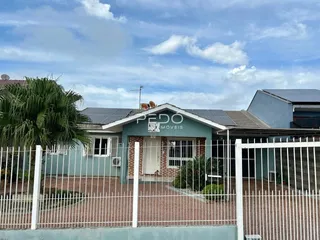 Fachada de uma residência em Lajeado, Brasil, com cerca e vegetação.