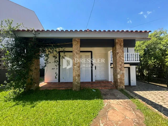 Fachada de uma residência em Lajeado, Brasil, com varanda e jardim.